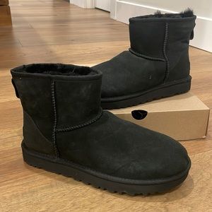 NWT UGG CLASSIC MINI II - Black